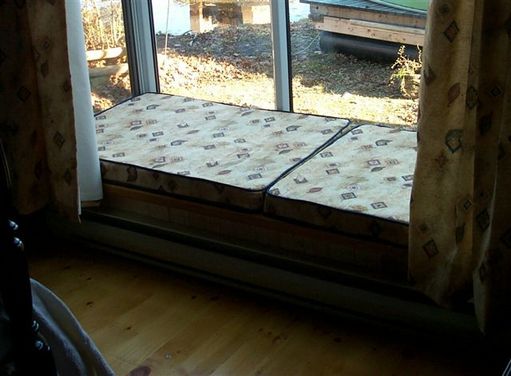 bed room window seat
